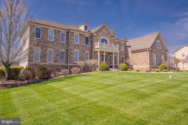 24 HAYHURST DR, Newtown, PA 18940