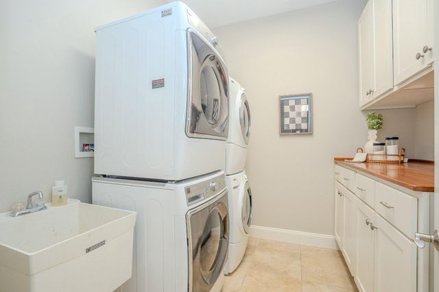 24 HAYHURST DR, Newtown, PA 18940