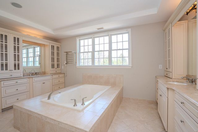 24 HAYHURST DR, Newtown, PA 18940