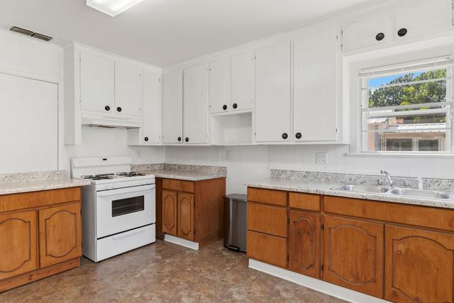 720 Riverside Dr, Kilgore, TX 75662