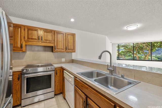 555 Hahaione Street 3E, Honolulu, HI 96825