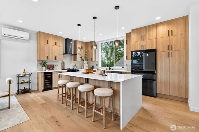 8512 15th Avenue NE, Seattle, WA 98115