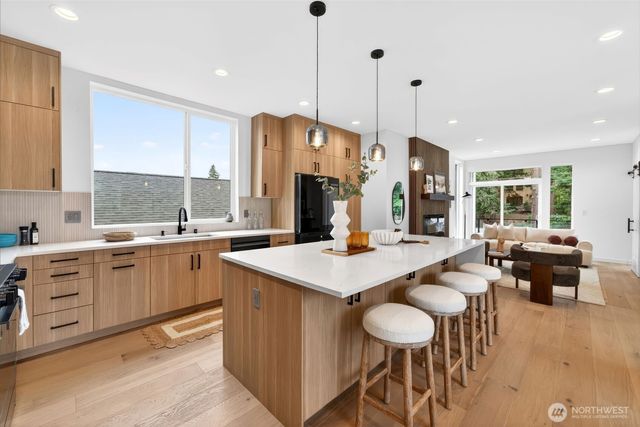 8512 15th Avenue NE, Seattle, WA 98115