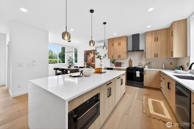 8512 15th Avenue NE, Seattle, WA 98115