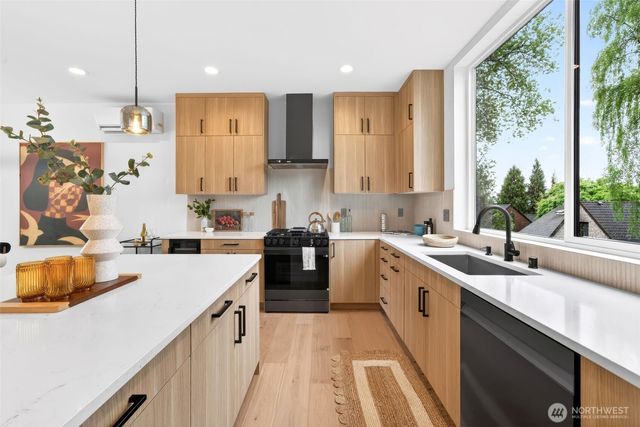 8512 15th Avenue NE, Seattle, WA 98115