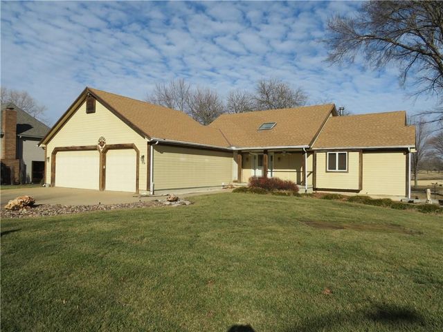 114 Overhill Drive, Paola, KS 66071