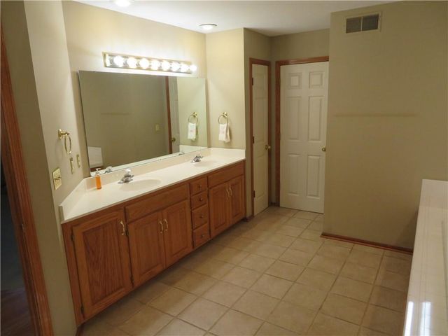 114 Overhill Drive, Paola, KS 66071