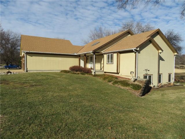 114 Overhill Drive, Paola, KS 66071