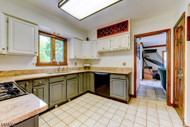 15 Shaffer St, Branchburg Twp., NJ 08876