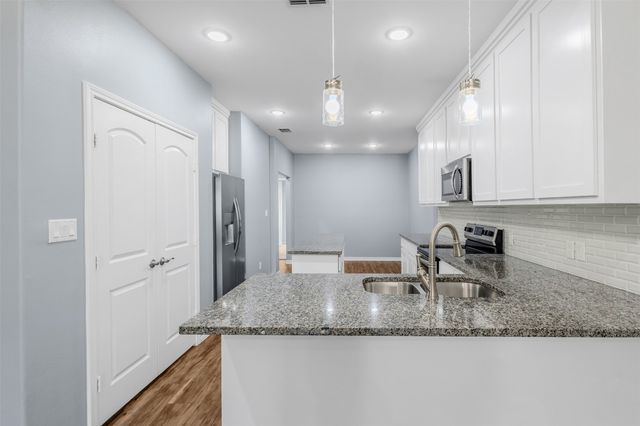 652 River Garden Drive, Fort Worth, TX 76114