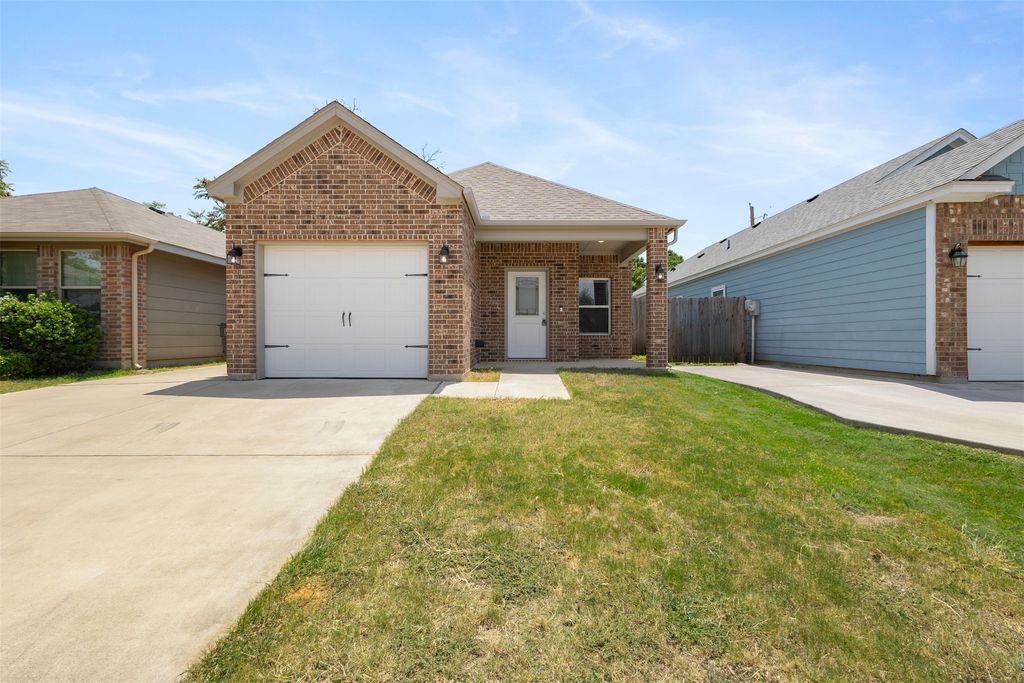 652 River Garden Drive, Fort Worth, TX 76114