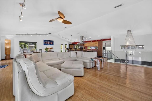 113 7TH STREET E, St Petersburg, FL 33715