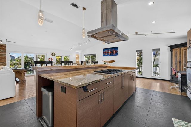 113 7TH STREET E, St Petersburg, FL 33715