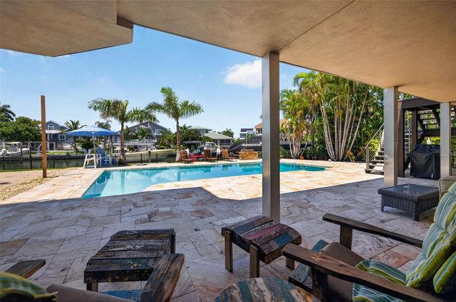 113 7TH STREET E, St Petersburg, FL 33715