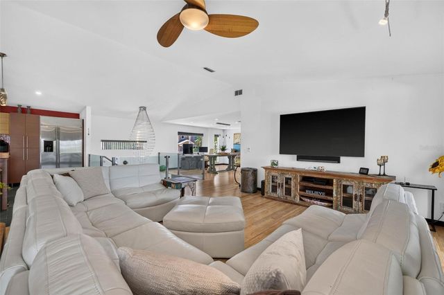 113 7TH STREET E, St Petersburg, FL 33715