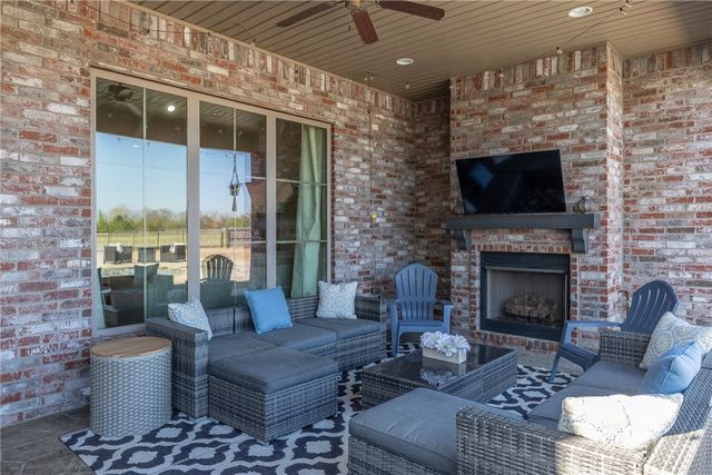 2116 Riverwater Lane, Fayetteville, AR 72703