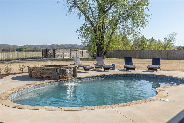 2116 Riverwater Lane, Fayetteville, AR 72703