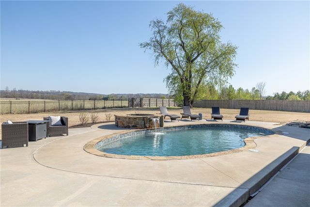 2116 Riverwater Lane, Fayetteville, AR 72703