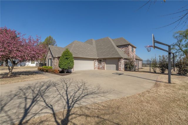 2116 Riverwater Lane, Fayetteville, AR 72703