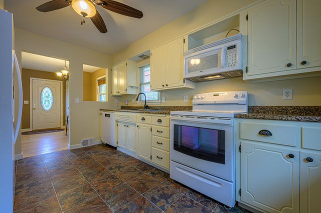 426 S Litchfield Avenue, Litchfield, MN 55355