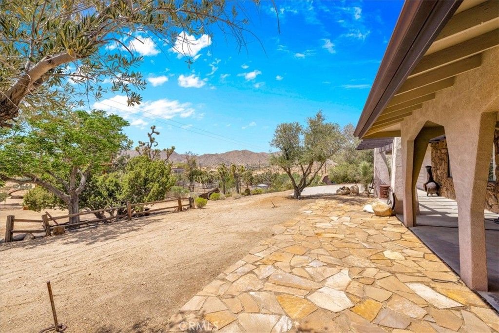 Image 11 of property listing at 8001 Hammett Road, Yucca Valley, CA 92284