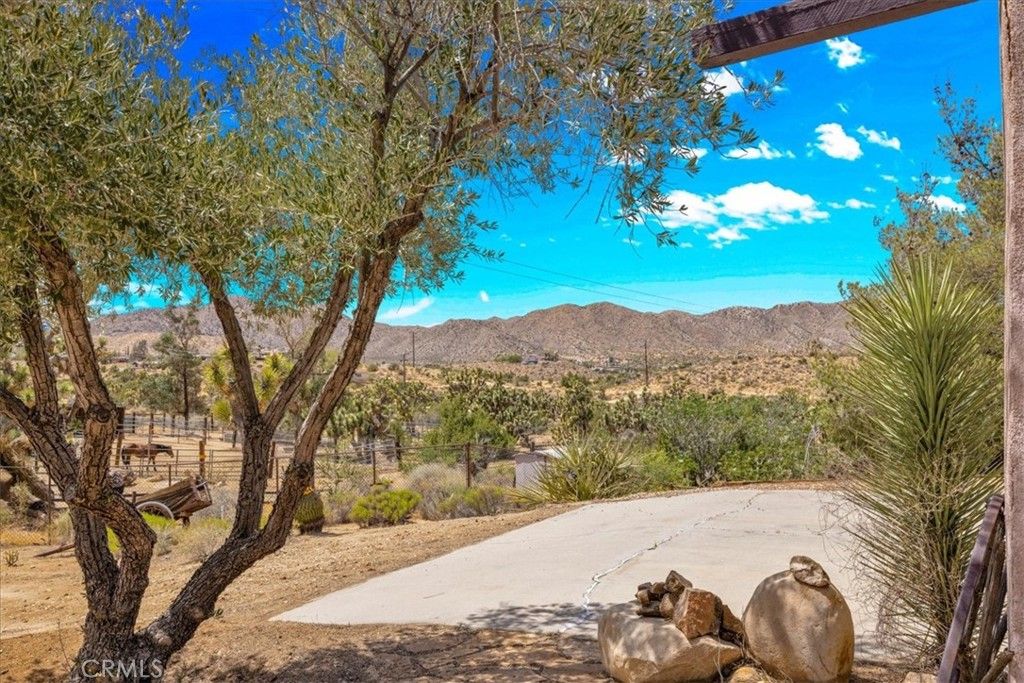 Image 13 of property listing at 8001 Hammett Road, Yucca Valley, CA 92284