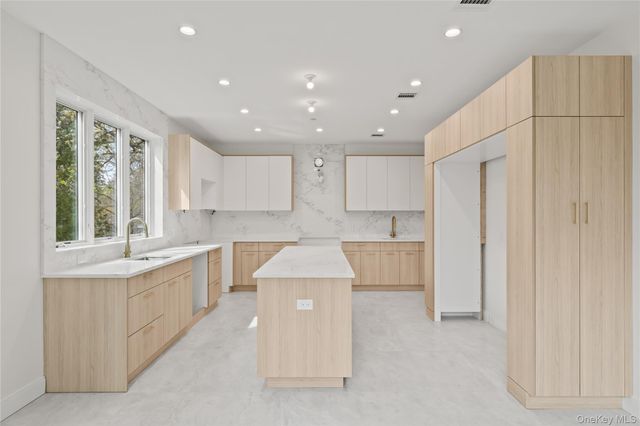 5 Mirror Lake Road 201, Spring Valley, NY 10977