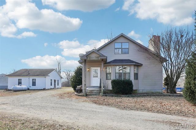 8602 E Kirsch Road, Troy, IL 62294