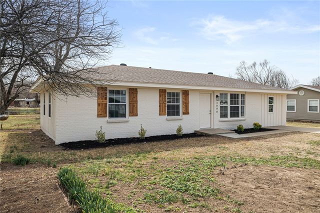 2000 W Wood Street, Rogers, AR 72756