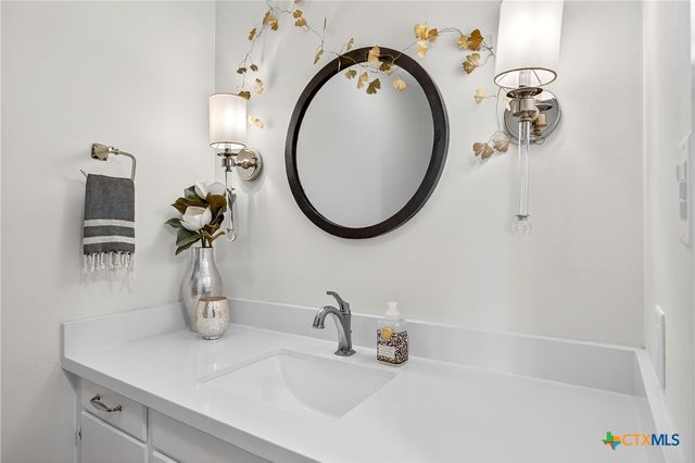 201 S Contour Drive, Gonzales, TX 78629