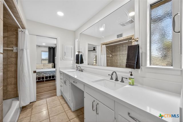 201 S Contour Drive, Gonzales, TX 78629