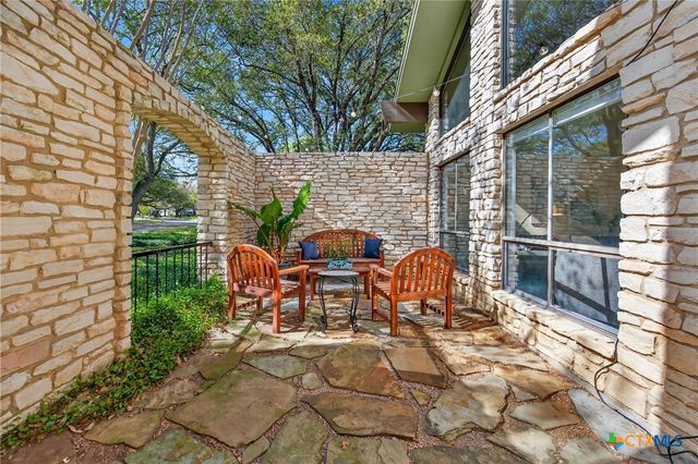 201 S Contour Drive, Gonzales, TX 78629