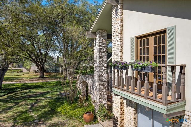 201 S Contour Drive, Gonzales, TX 78629