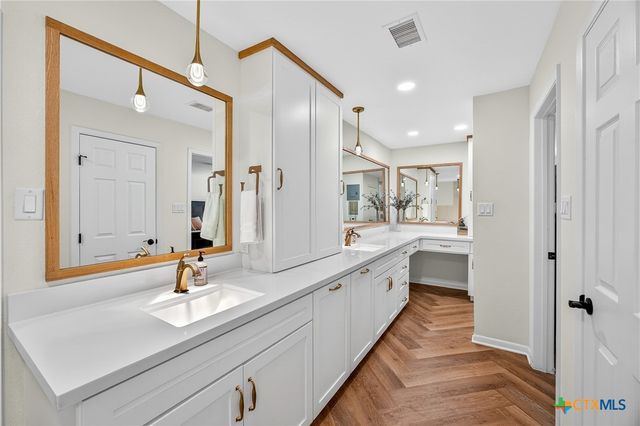 201 S Contour Drive, Gonzales, TX 78629