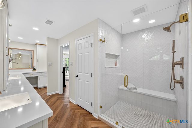 201 S Contour Drive, Gonzales, TX 78629