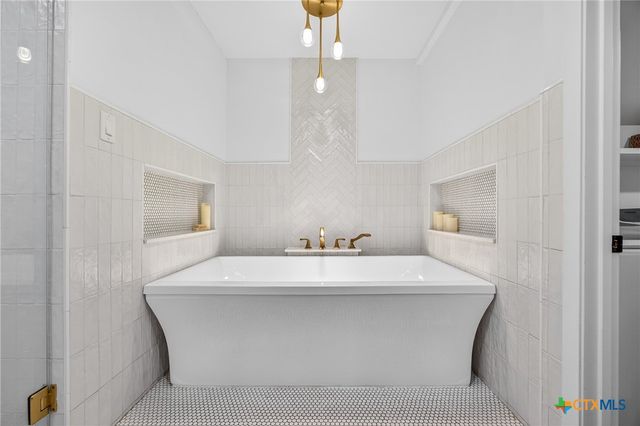 201 S Contour Drive, Gonzales, TX 78629