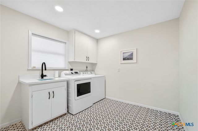 201 S Contour Drive, Gonzales, TX 78629