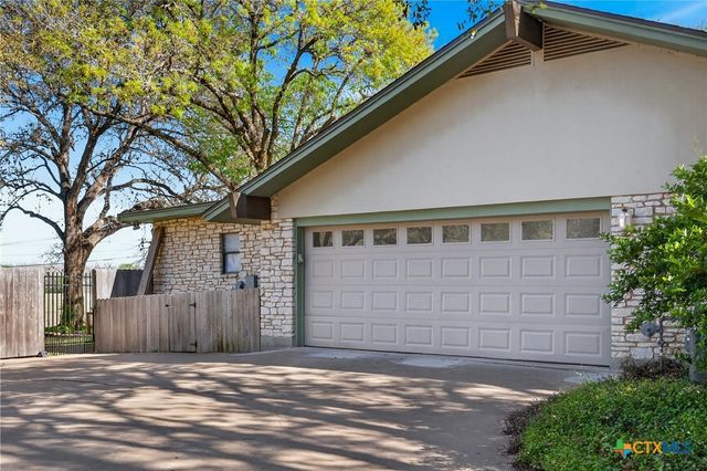 201 S Contour Drive, Gonzales, TX 78629