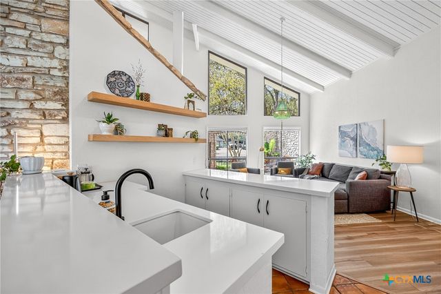 201 S Contour Drive, Gonzales, TX 78629