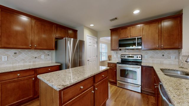 5042 Saint Ives Dr, Murfreesboro, TN 37128