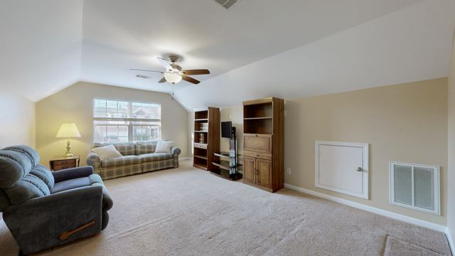 5042 Saint Ives Dr, Murfreesboro, TN 37128