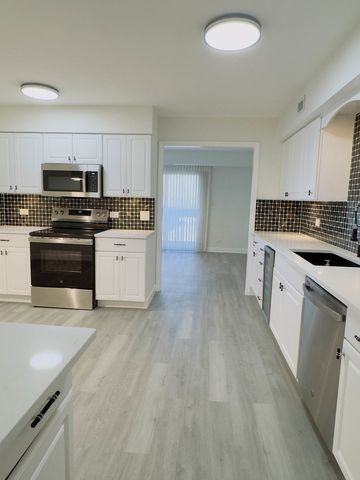 1671 Mission Hills Road 201, Northbrook, IL 60062