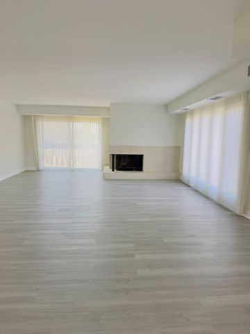 1671 Mission Hills Road 201, Northbrook, IL 60062