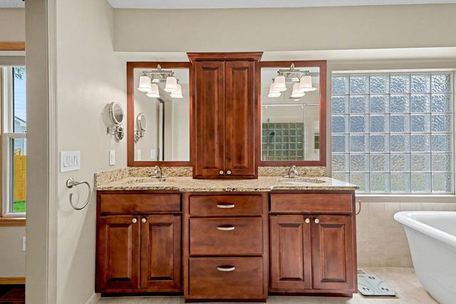 220 N Bent Tree, Andover, KS 67002