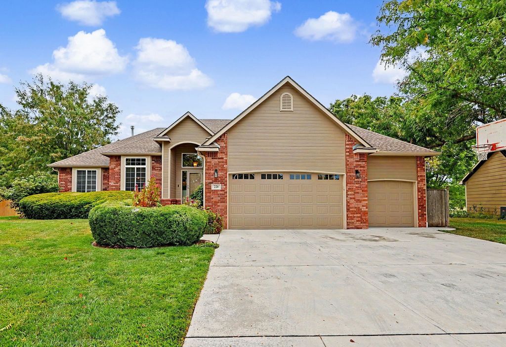 220 N Bent Tree, Andover, KS 67002