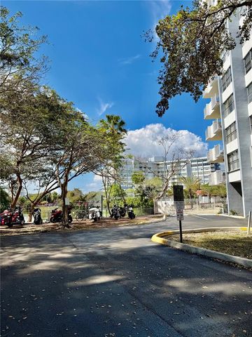 1300 NE Miami Gardens Dr 320E, Miami, FL 33179