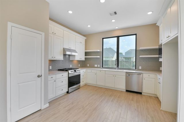 1439 Northwood Bluff Lane, Pinehurst, TX 77362