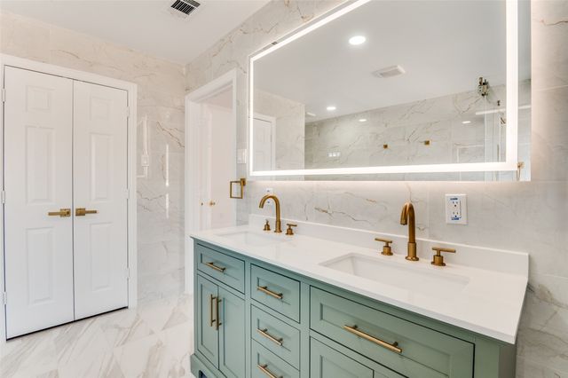 322 E Hillcroft Drive, Duncanville, TX 75137