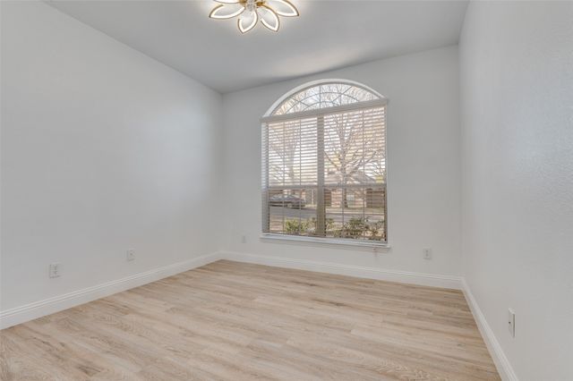 322 E Hillcroft Drive, Duncanville, TX 75137