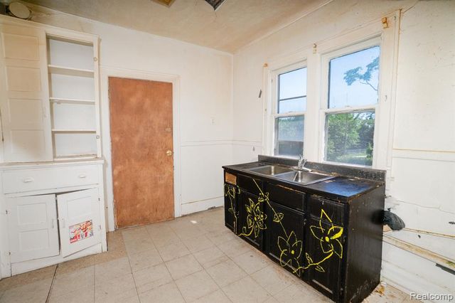 9810 Chenlot Street, Detroit, MI 48204